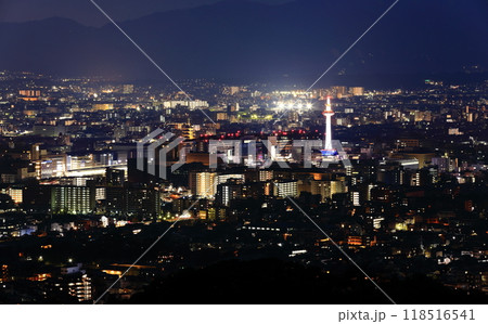 【京都府】JR京都駅周辺の夜景（京都タワーと東寺） 118516541