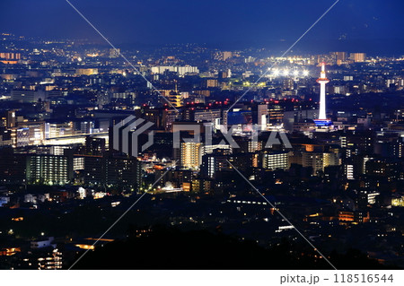 【京都府】JR京都駅周辺の夜景(京都タワーと東寺) 【京都府】JR京都駅周辺の夜景(京都タワーと東寺) 118516544