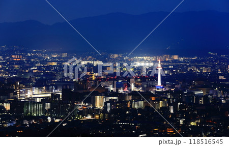 【京都府】JR京都駅周辺の夜景(京都タワーと東寺) 【京都府】JR京都駅周辺の夜景(京都タワーと東寺) 118516545