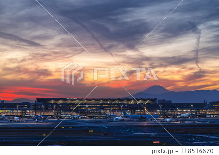 羽田空港第1ターミナルから見た夕日 118516670