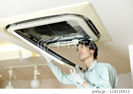 天井埋込型エアコンの確認をする男性作業員 天井埋込型エアコンの確認をする男性作業員 118516913