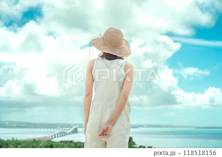 宮古島絶景ポイントから見た伊良部大橋と麦わら帽子の女性 118518156