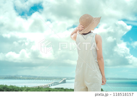 宮古島絶景ポイントから見た伊良部大橋と麦わら帽子の女性 118518157