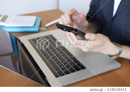 パソコンとスマホ リモートワークイメージ パソコンとスマホ リモートワークイメージ 118518415