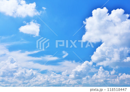 夏の青空と雲 118518447