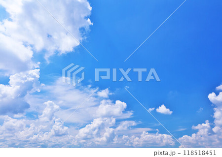 夏の青空と雲 118518451