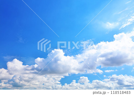 夏の青空と雲 118518483