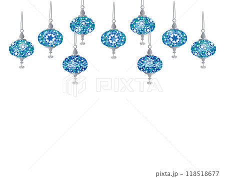 天井から吊り下げられた青いトルコランプ 118518677