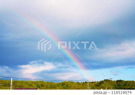 雨上がりの空にかかる虹 118519074