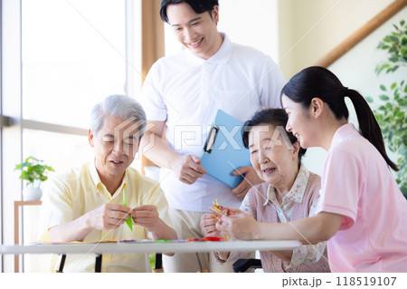 介護イメージ 折り紙を折るシニアと介護士 介護イメージ 折り紙を折るシニアと介護士 118519107