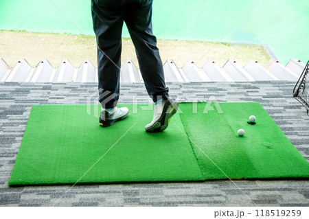 ゴルフ練習場で練習をする男性 ゴルフ練習場で練習をする男性 118519259