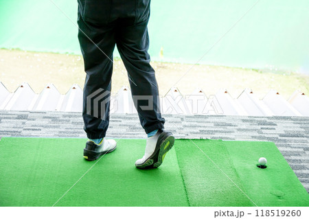 ゴルフ練習場で練習をする男性 118519260