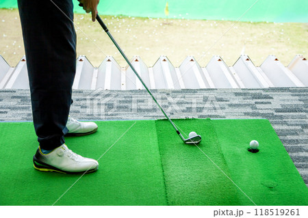 ゴルフ練習場で練習をする男性 118519261