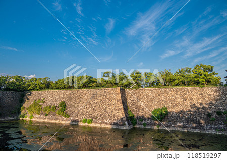 西日のあたる大阪城石垣 118519297