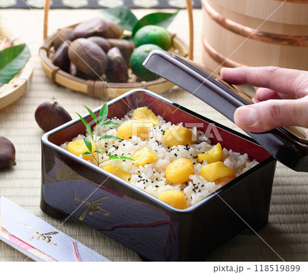 秋の味覚 お重に入れた 栗ご飯 118519899