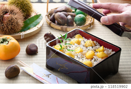 秋の味覚 お重に入れた 栗ご飯 118519902