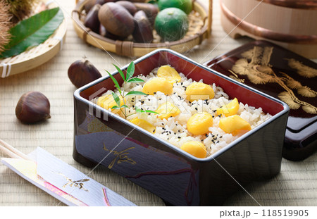 秋の味覚 お重に入れた 栗ご飯 118519905