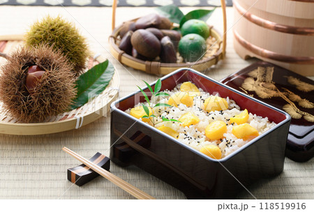 秋の味覚 お重に入れた 栗ご飯 118519916