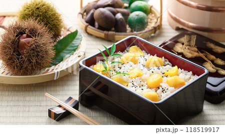 秋の味覚 お重に入れた 栗ご飯 118519917
