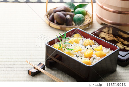 秋の味覚 お重に入れた 栗ご飯 118519918