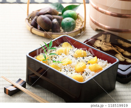秋の味覚 お重に入れた 栗ご飯 118519919