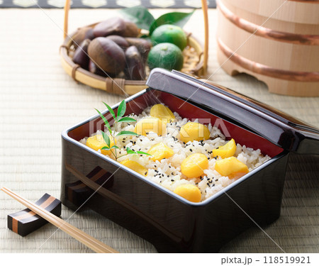 秋の味覚 お重に入れた 栗ご飯 118519921