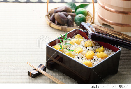 秋の味覚 お重に入れた 栗ご飯 118519922