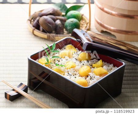 秋の味覚 お重に入れた 栗ご飯 118519923