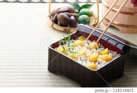 秋の味覚 お重に入れた 栗ご飯 118519925
