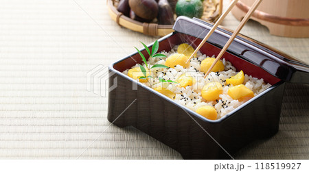 秋の味覚 お重に入れた 栗ご飯 秋の味覚 お重に入れた 栗ご飯 118519927