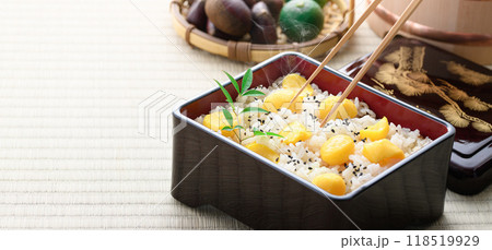 秋の味覚 お重に入れた 栗ご飯 118519929