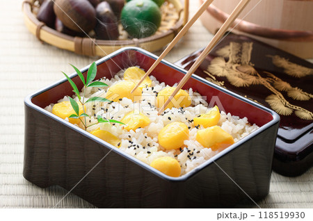 秋の味覚 お重に入れた 栗ご飯 118519930