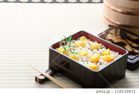 秋の味覚 お重に入れた 栗ご飯 118519931