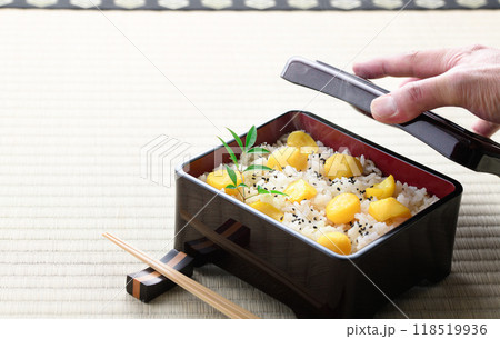 秋の味覚 お重に入れた 栗ご飯 118519936