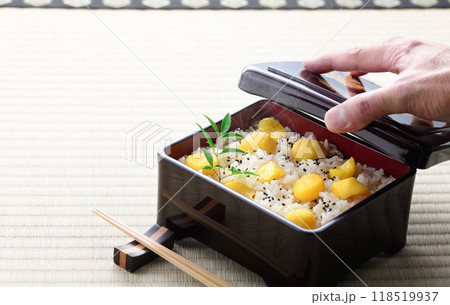 秋の味覚 お重に入れた 栗ご飯 118519937