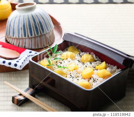 秋の味覚 お重に入れた 栗ご飯 118519942