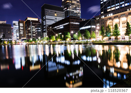 大都会のビル街の夜の風景 118520367