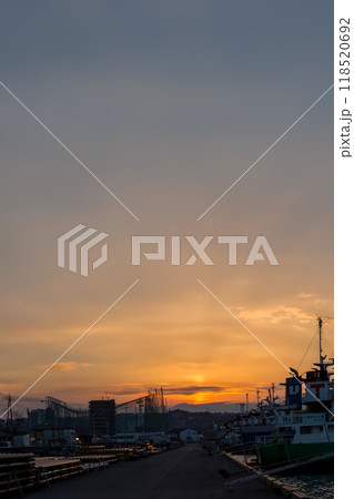 大分住吉泊地の貨物船と夕日 118520692