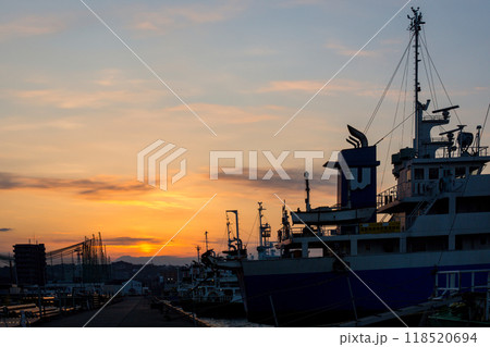 大分住吉泊地の貨物船と夕日 118520694