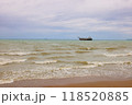 ジョムティエン・ビーチに浮かぶ古い船 118520885