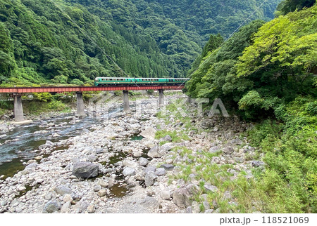 玖珠川の鉄橋を渡るゆふいんの森 玖珠川の鉄橋を渡るゆふいんの森 118521069