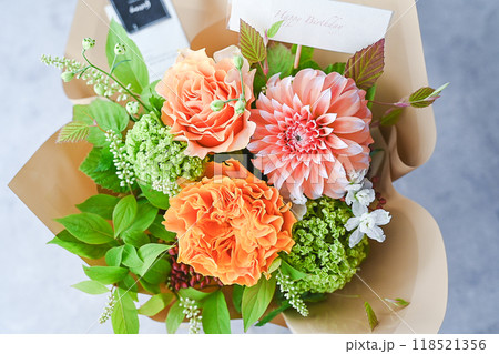 元気が出るカラーのおしゃれなフラワーアレンジメント  118521356