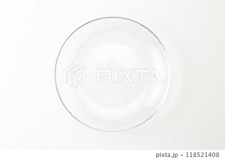 白背景にガラスの皿 118521408