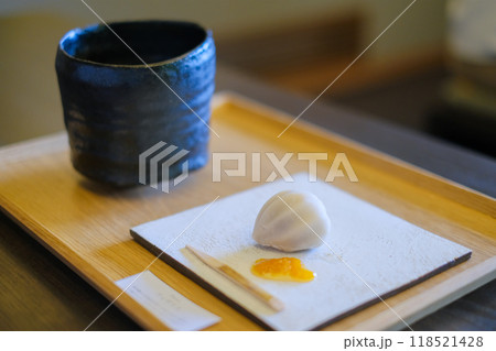 お抹茶と和菓子のセット 秋 鬼灯 お抹茶と和菓子のセット 秋 鬼灯 118521428