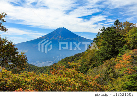 錦秋の三つ峠からの富士山眺望 山梨県河口湖町 錦秋の三つ峠からの富士山眺望 山梨県河口湖町 118521505