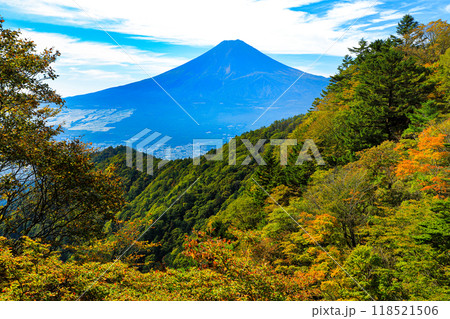 錦秋の三つ峠からの富士山眺望　山梨県河口湖町 118521506
