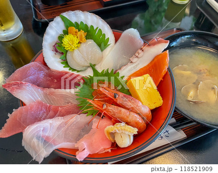豪華な海鮮丼 豪華な海鮮丼 118521909