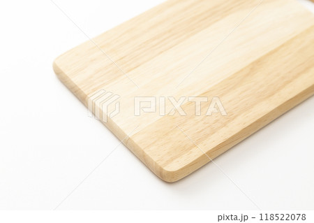 白背景にカッティングボード 白背景にカッティングボード 118522078