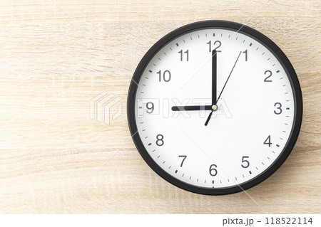 木目背景に掛け時計 118522114