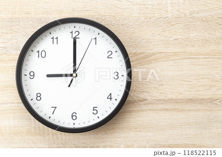 木目背景に掛け時計 118522115